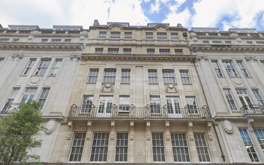 Façade réelle légèrement stylisée du 167-169 Great Portland Street à Londres